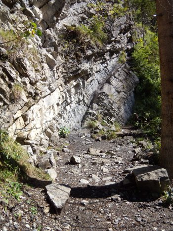 Attacco della Via Ferrata sulla 1° cengia (75240 bytes)